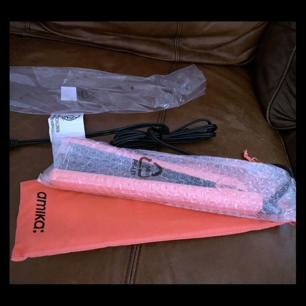 Amika straightener